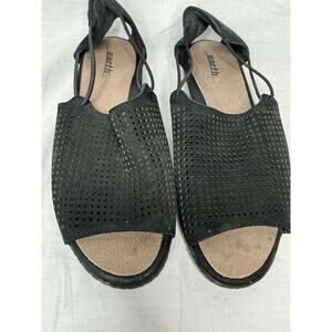 Earth Aloha Black Leather Bungee Samdal size 6